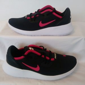 Women's Size 7 Nike Hakata